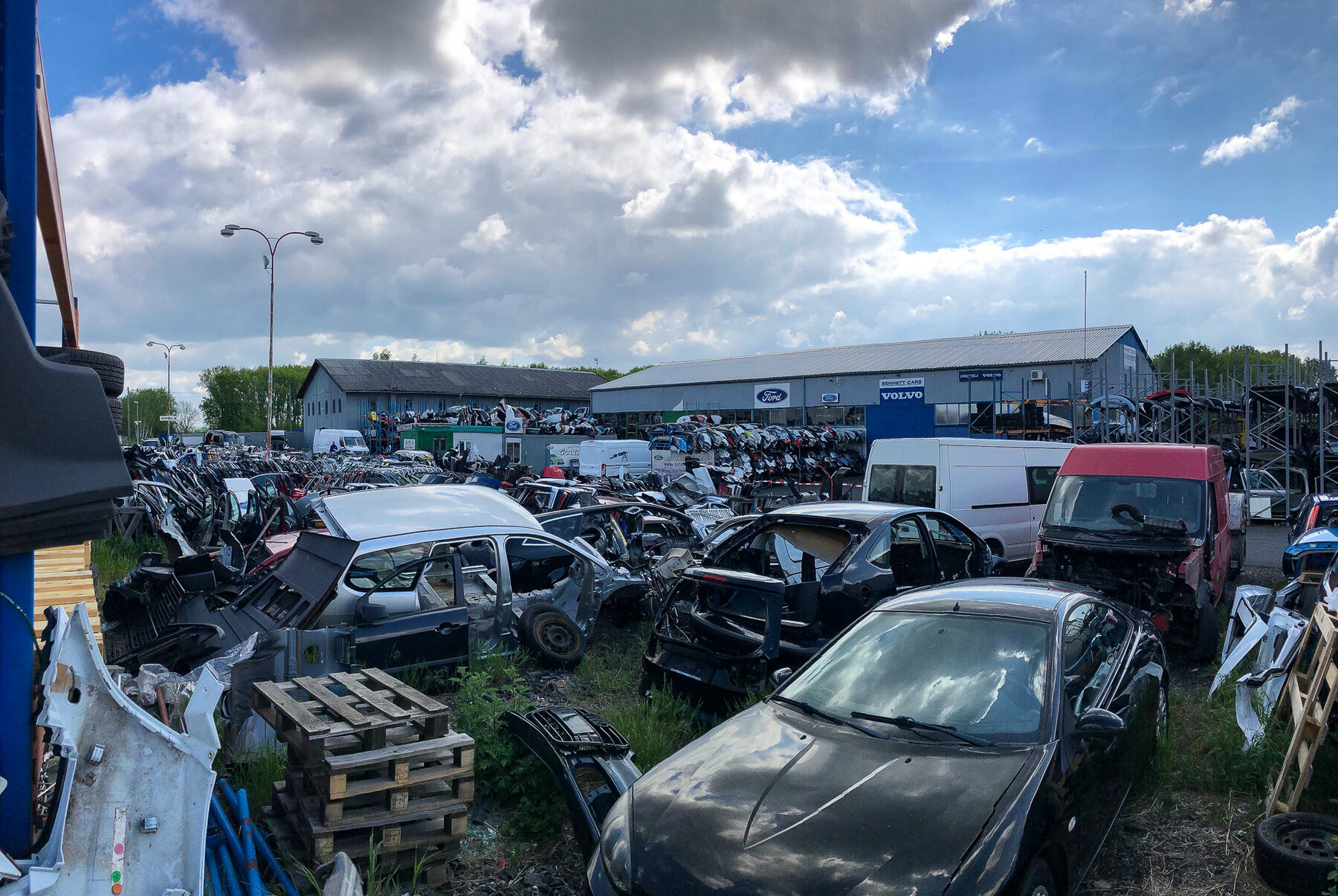 Plocha autovrakoviště Ford Mratín s rozebranými vozy