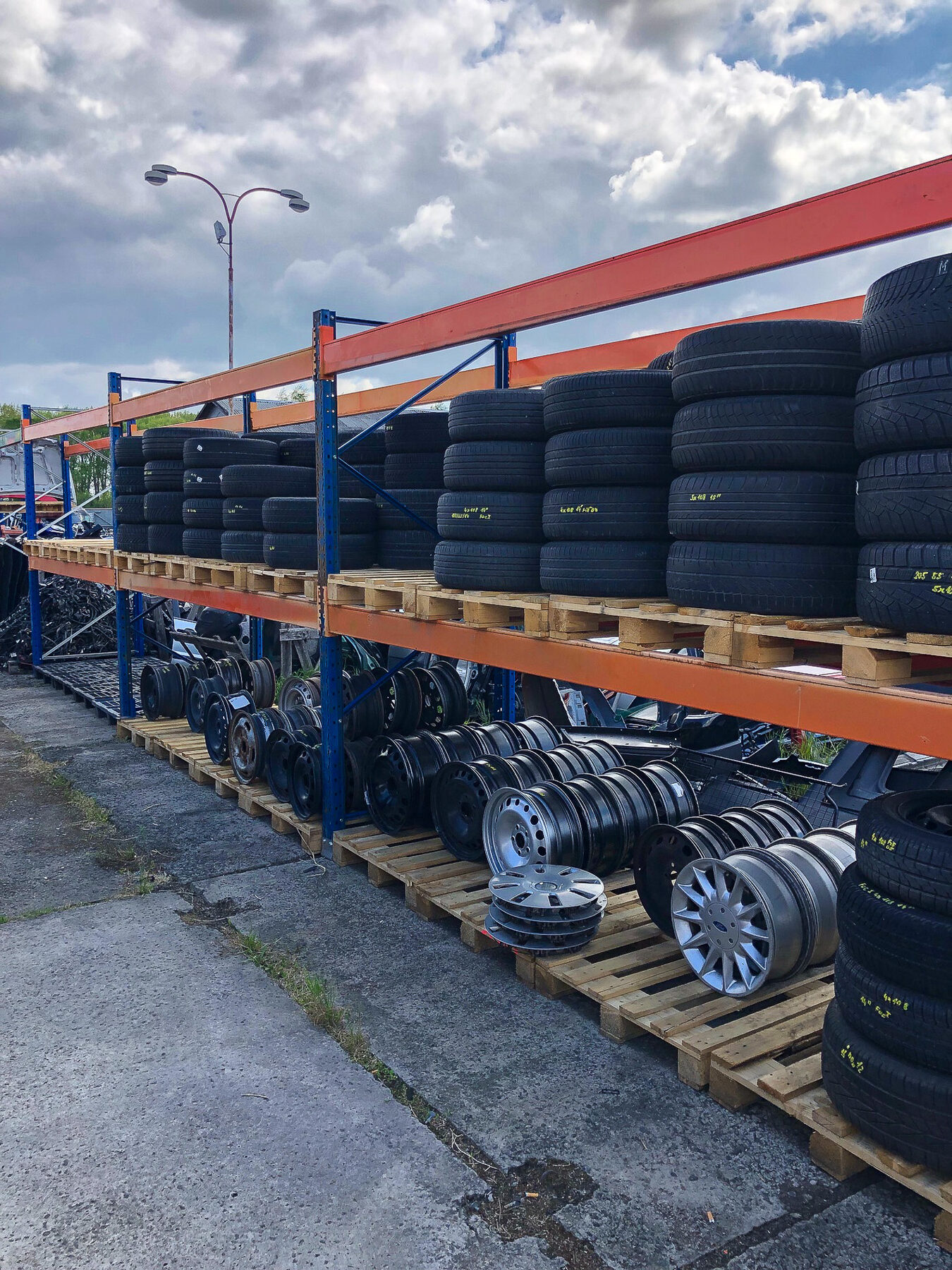 Rozebrané vozy Ford na ploše autovrakoviště